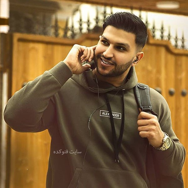 فعالیت بدون چهره
حسین زینالی تا پیش از قطعه «مرگ مهراب ۲» در سال ۱۳۹۵ چهره خود را نشان نمی داد اما به دلیل سوء استفاده از اسم او در نهایت تصاویر خود را عمومی کرد
رابطه با ایمان نو لاو
ایمان نو لاو از دوستان قدیمی بنده است و هنوز هم باهم دوستیم ، ما از طریق فرزاد شجاعی باهم آشنا شدیم و کارهای موفقی هم کردیم
ایشان بعد از جدایی از استودیوی اژاک دیگر همکاری با او نداشته ام ، ایشالله هر جا هست موفق و سرزنده باشد
بیوگرافی مهراب خسته صدا با عکس