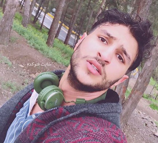 شهرت
شهرت زینالی بعد از آهنگ «مرگ مهراب ۱» به همراهی ایمان نولاو بر زبان ها افتاد
از معروف ترین ترک هایش میتوان به قطعات «مارلبرو» ، «مرگ مهراب ۱ و ۲» ، «زیر هشت» ، «چشم آهو» ، «ضربان» ، «انفرادی» ، «مسافرخونه» و … اشاره کرد